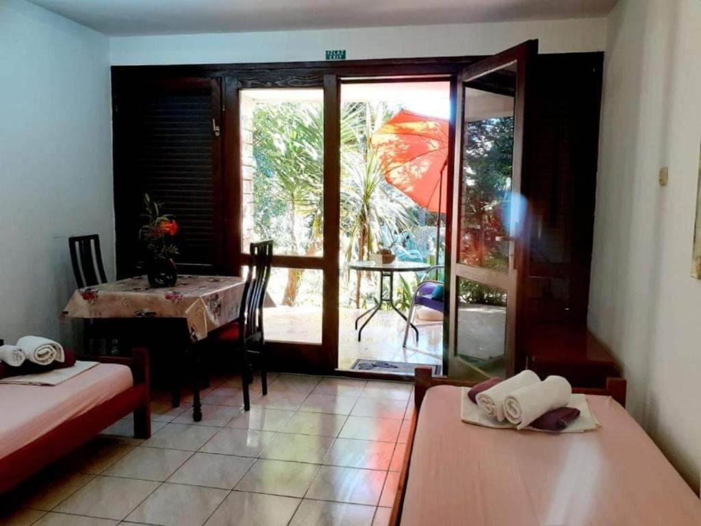 Apartmani Jessica Novalja Buitenkant foto