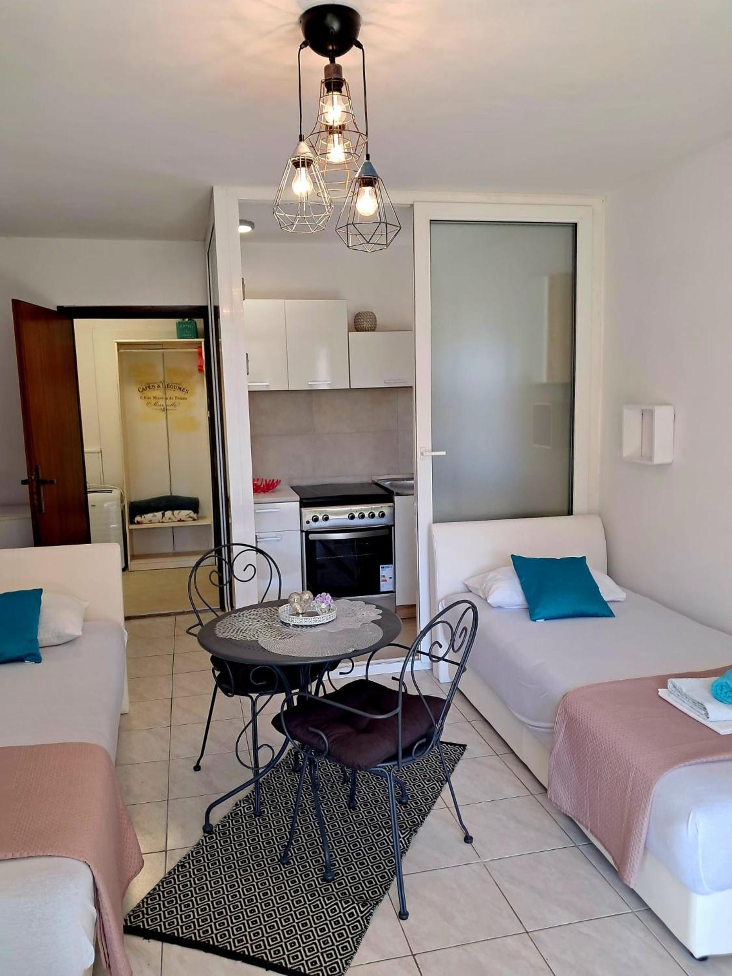 Apartmani Jessica Novalja Buitenkant foto